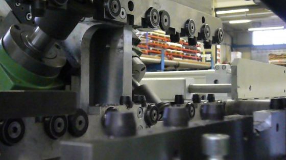 Produktionslinie mit Kantenbearbeitungsmaschine