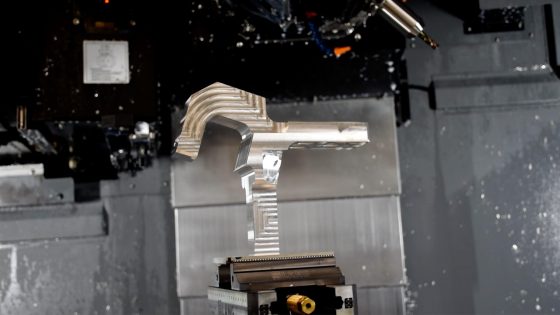 Aluminium-Bauteil in der Endbearbeitung