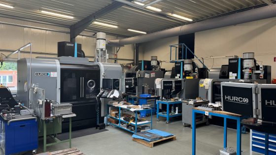 Mehrere CNC-Maschinen in einer Produktionsreihe bei RATIO-CUT