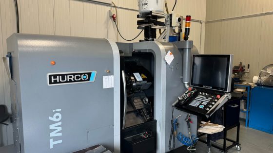 Nahaufnahme einer CNC-Drehmaschine bei RATIO-CUT
