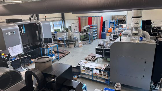 Panoramaansicht der Fertigungshalle von RATIO-CUT von oben.