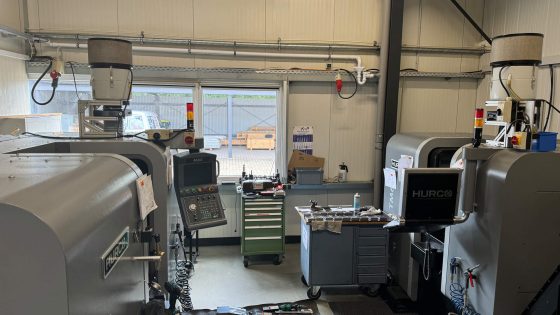 CNC-Fräsmaschinen in der Fertigungshalle von RATIO-CUT.