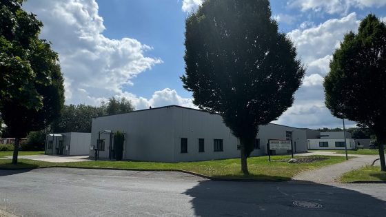 Gesamtansicht des RATIO-CUT Geländes mit Gebäuden und gepflegter Umgebung.