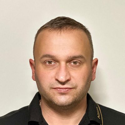 Sergej Kleiser, Fertigungsleiter und Ausbilder bei RATIO-CUT Fertigungstechnik, porträtiert.