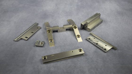 Edelstahlteile mit präzisen Bohrungen und Ausschnitten