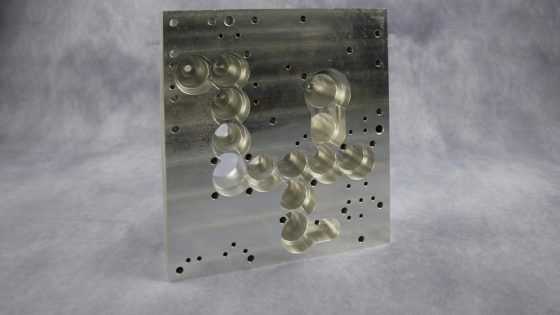 Aluminiumplatte mit Zylinderöffnung und Bohrungen