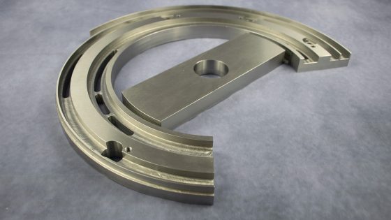 Frästeil aus Aluminium mit Bohrungen und Löchern