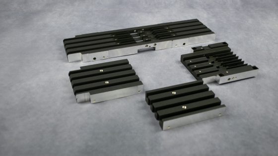 Bauteile mit schwarzer Beschichtung und Aluminiumstruktur