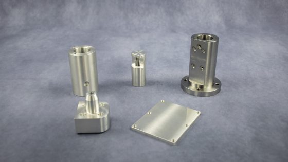 Verschiedene zylindrische Bauteile aus Aluminium