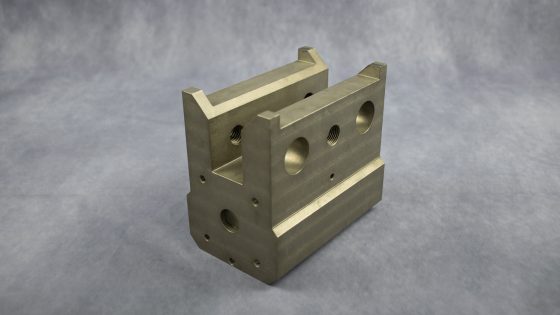 CNC-gefertigtes U-förmiges Bauteil mit klaren Kanten.