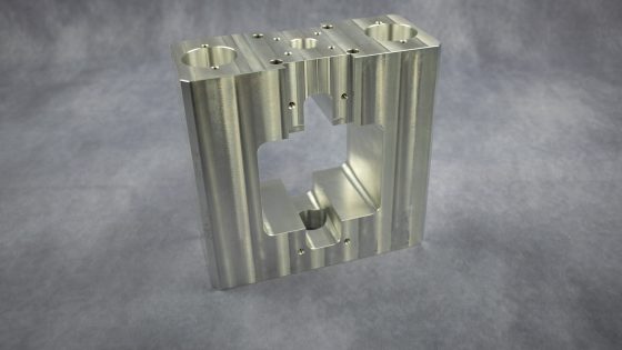 Aluminiumgehäuse mit quadratischer Form und Aussparungen.