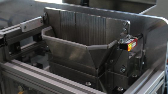 Detailansicht der Einführhilfe einer Verpackungsmaschine für WC-Steine.